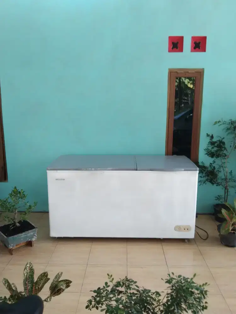 Freezer box besar 2 pintu Modena