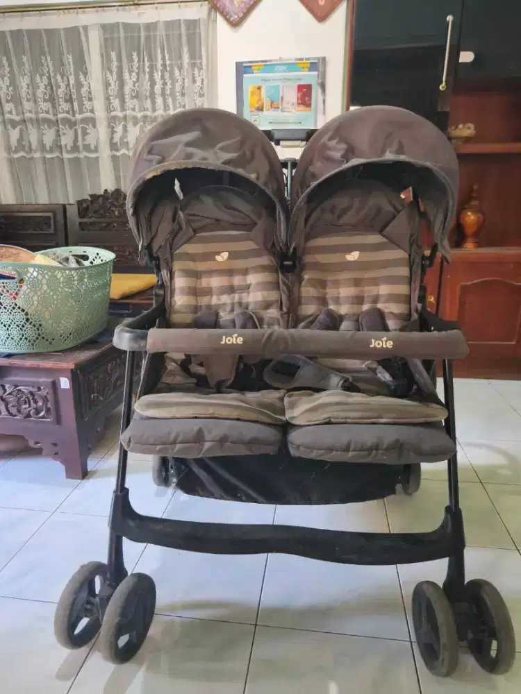 Di jual stroller bayi kembar