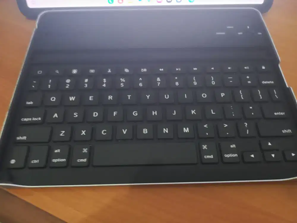 Logitech Bluetooth Keyboard by Zagg cocok untuk iPad 2/3/4 ( Bekas )
