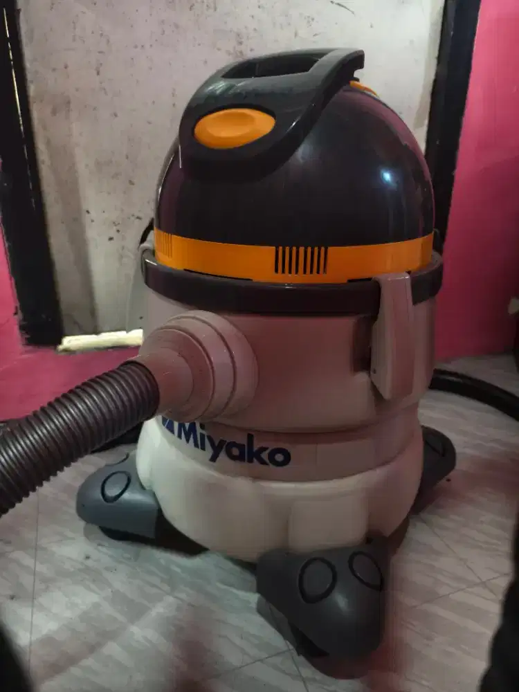 Vaccum Cleaner Wet &
Dry 2