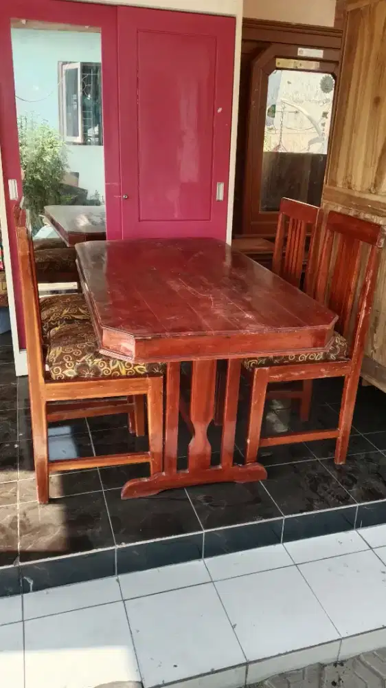 Meja makan kursi empat
