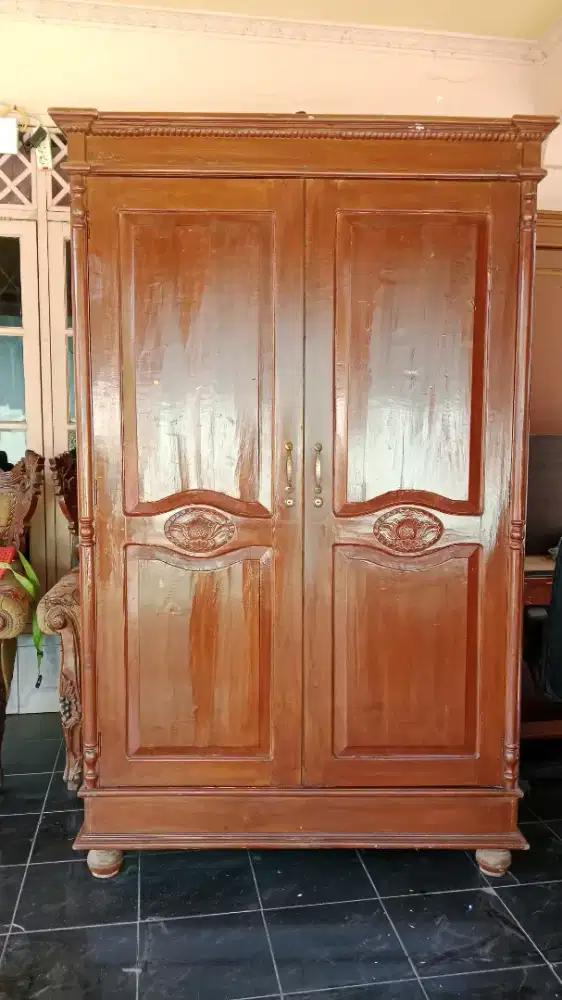 Lemari jati dua pintu