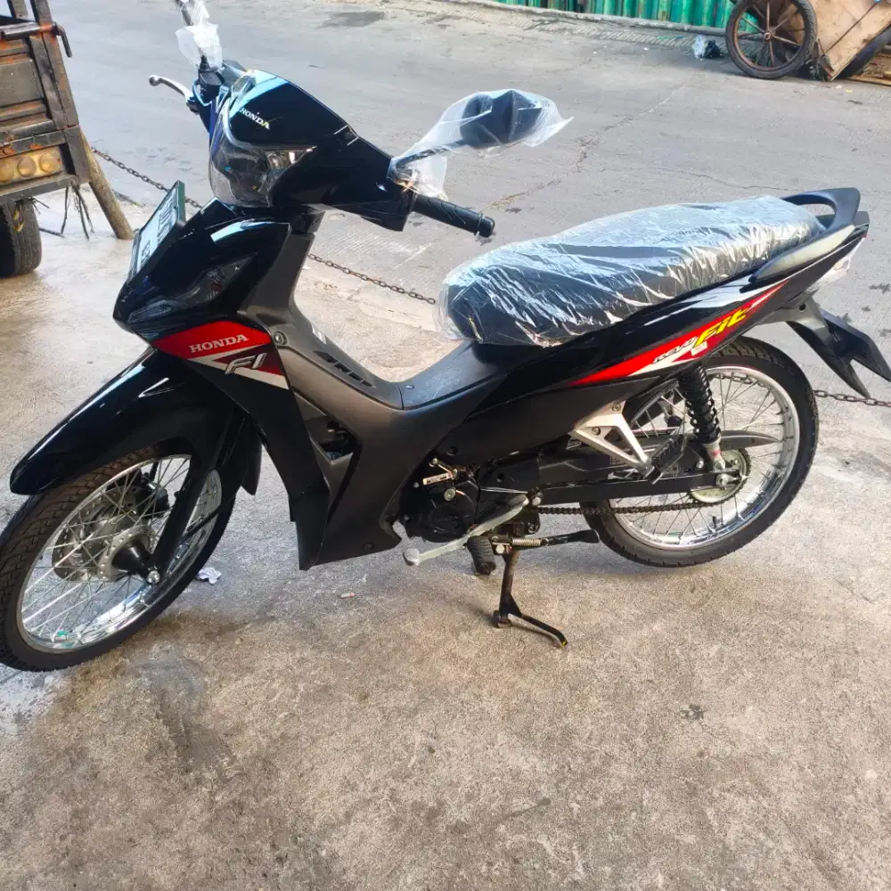 honda revo fit 110 2026 bulan 3 kondisi 99% km 200 perak