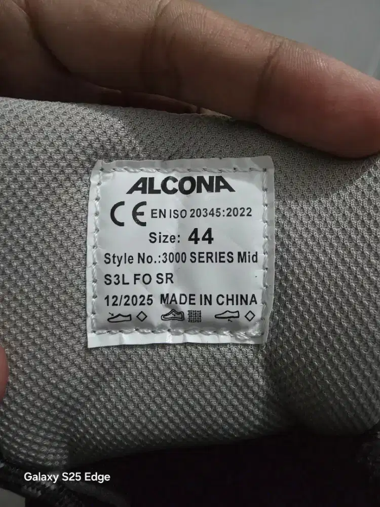 Sepatu safety merk Alcona size 44