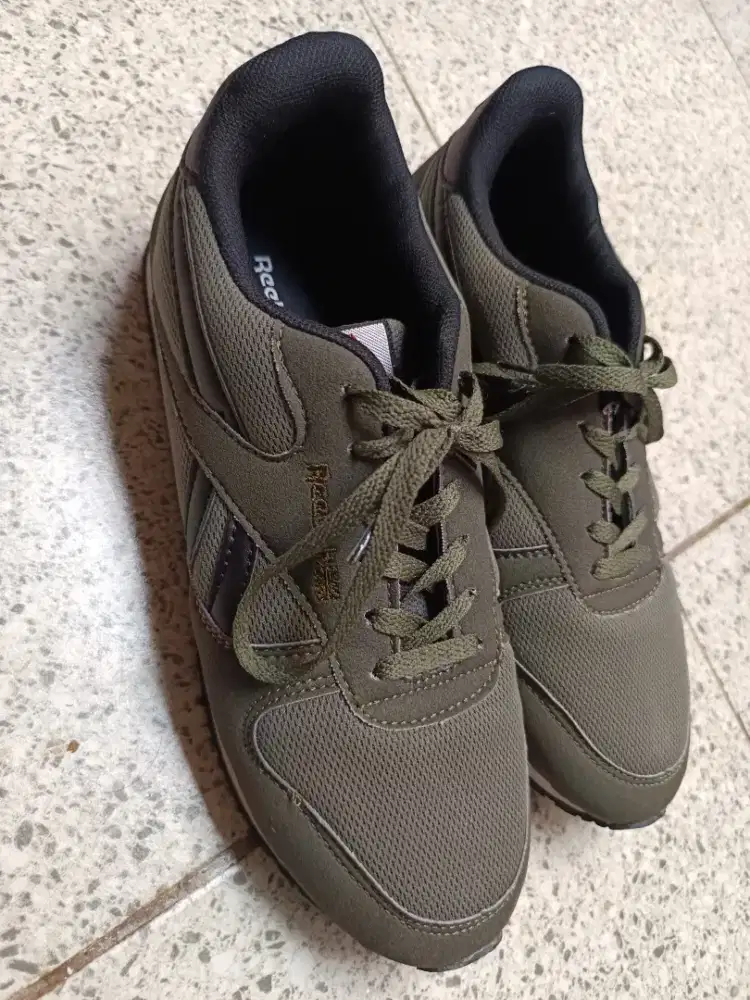 Sepatu reebok sepatu jalan//kerja