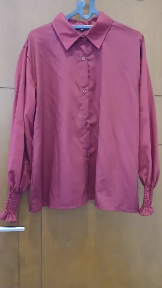 Blouse katun warna merah maroon
