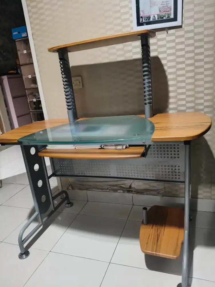 Dijual meja kerja / meja belajar masih bgs dari custom