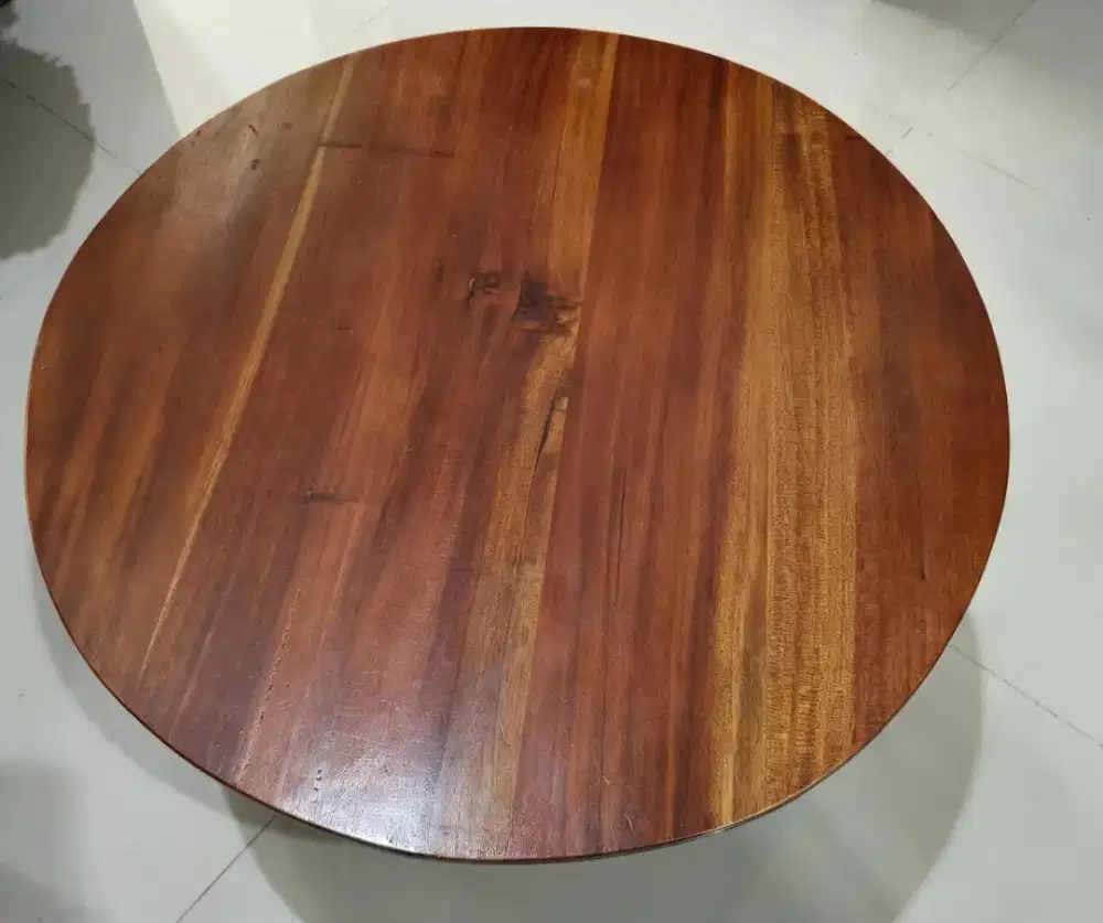 Meja bulat kayu
