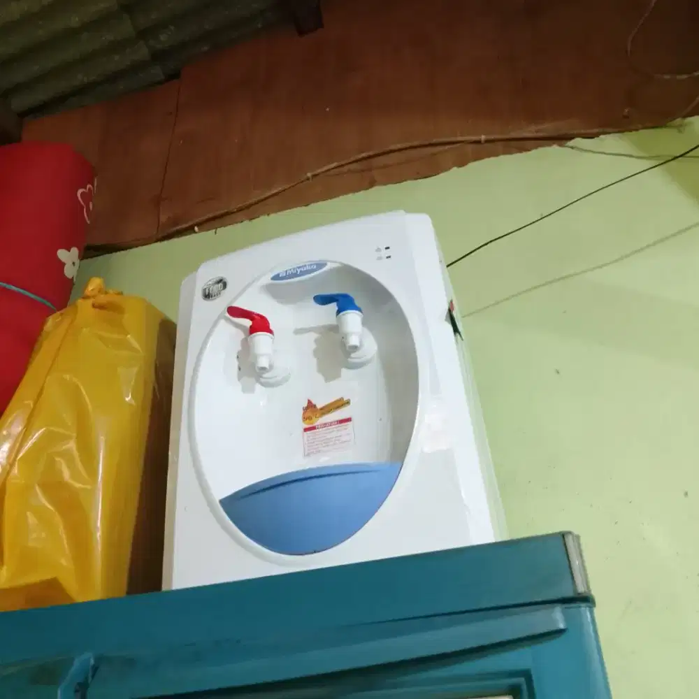 Dijual dispenser masih seperti baru