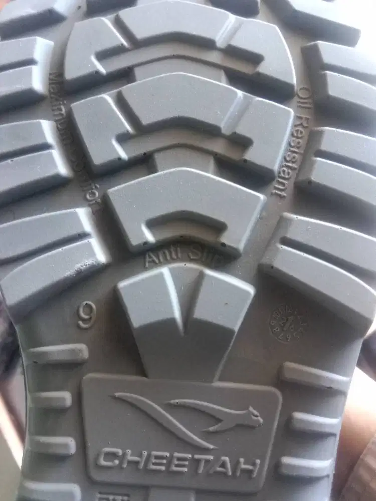 Sepatu safety hitam