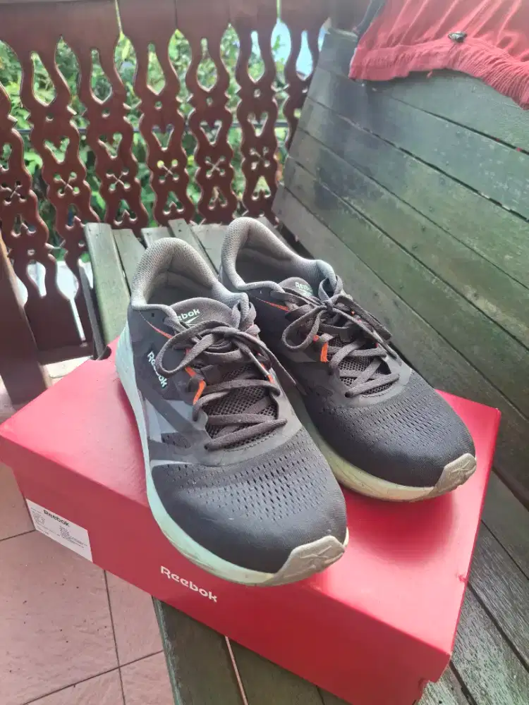 Sepatu Olahraga