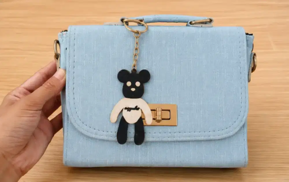 BU TAS SLINGBAG BIRU PASTEL LUCU BONUS GANTUNGAN BERUANG 140K