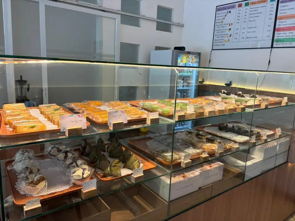 Etalase komplit meja kasir untuk kue dan cafe