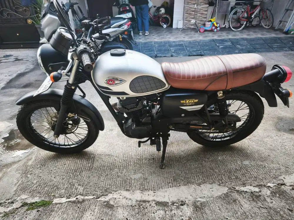 Kawasaki W175 SE 2019 - KM CUMA 7.995