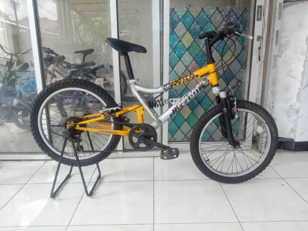Sepeda gunung anak uk20 Polygon rush
