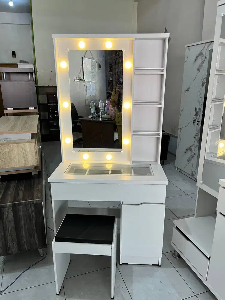 READY MEJA RIAS LAMPU BOHLAM TERLARIS