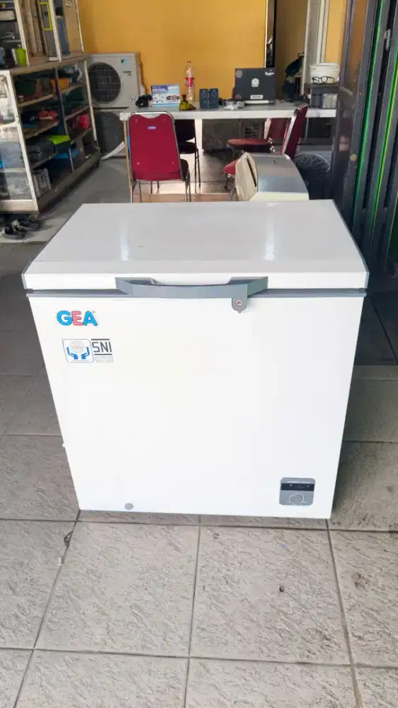 Jual freezer box merk GEA 150 lt dingin bagus