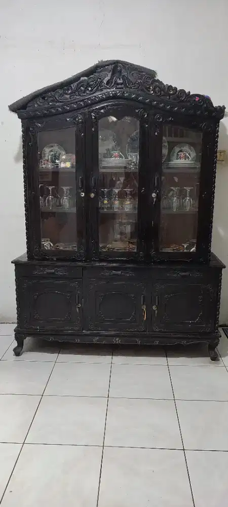 Lemari pajangan kayu jati jadul