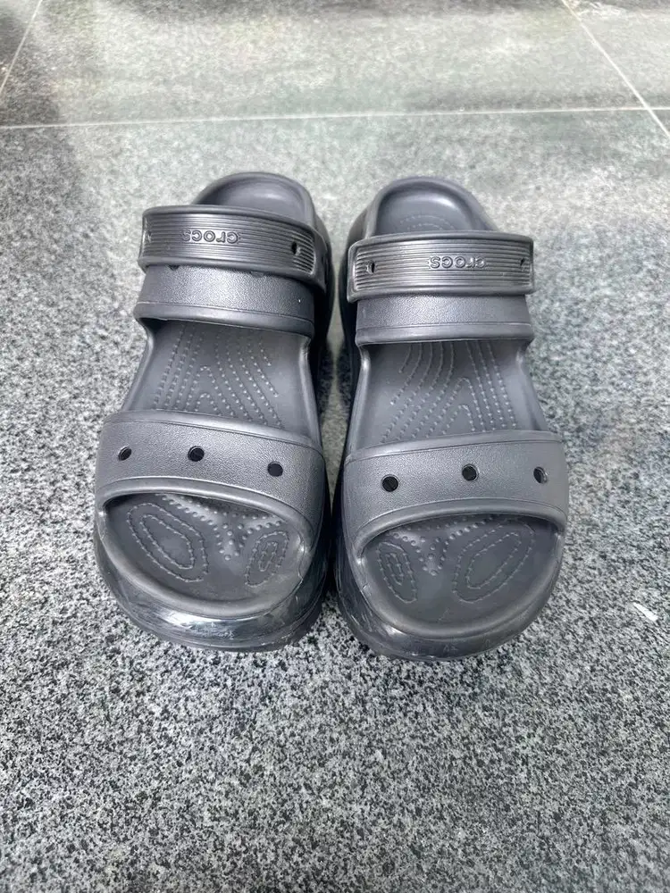 Sandal crocs wanita