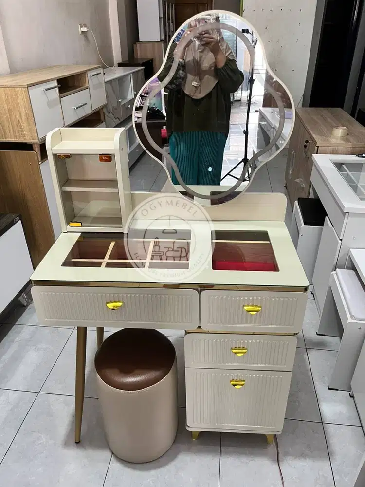 READY MEJA RIAS LAMPU BUNGA TERLARIS SALE
