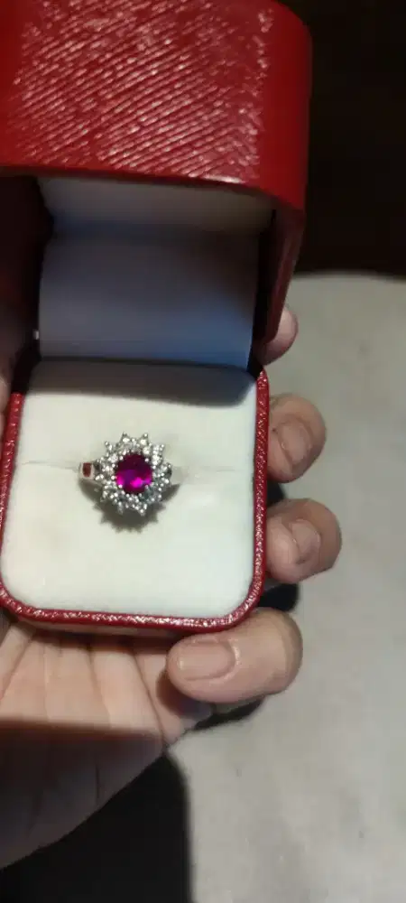 I cincin berlian asli dan ruby asli