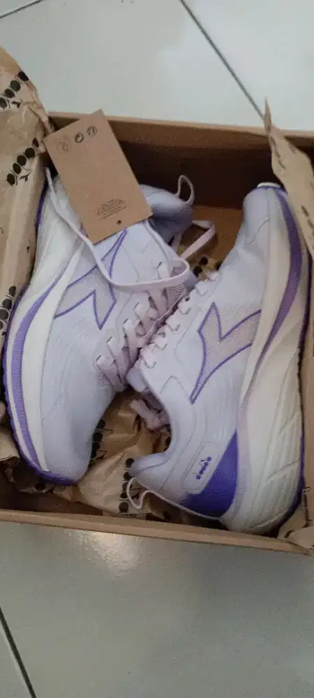 Sepatu running wanita