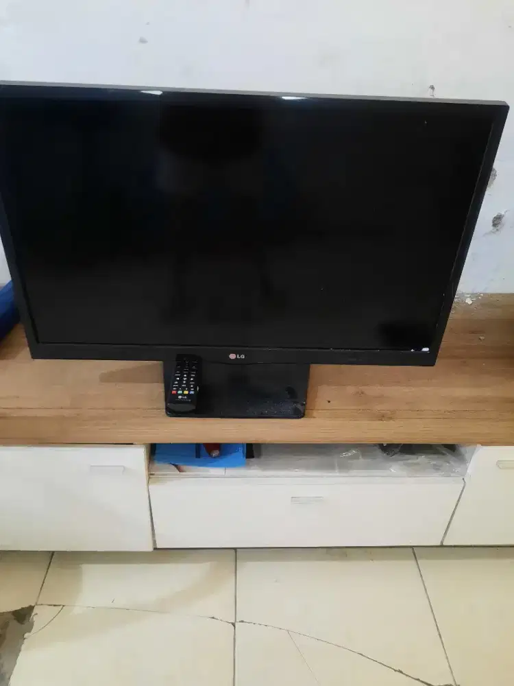 Monitor TV LED merek LG 24 Inch