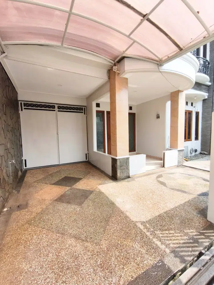 Dijual Rumah Cantik 2 Lantai Sudah Renov di Taman Holis Indah THI 1