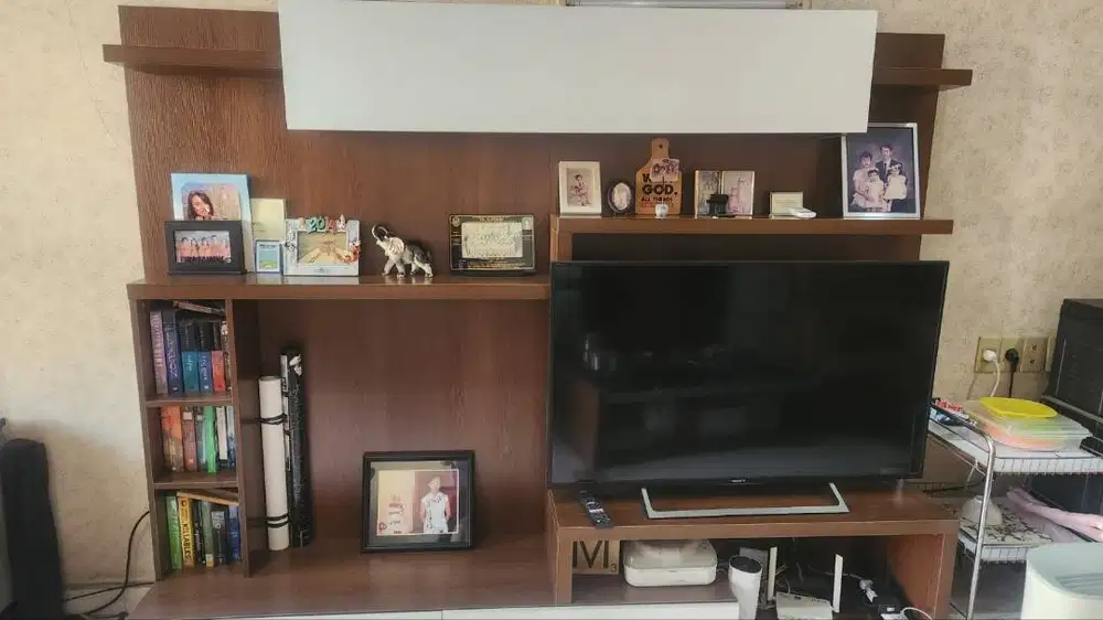 Dijual Rak TV / Backdrop TV Minimalis Modern - Kondisi Mulus & Kokoh
