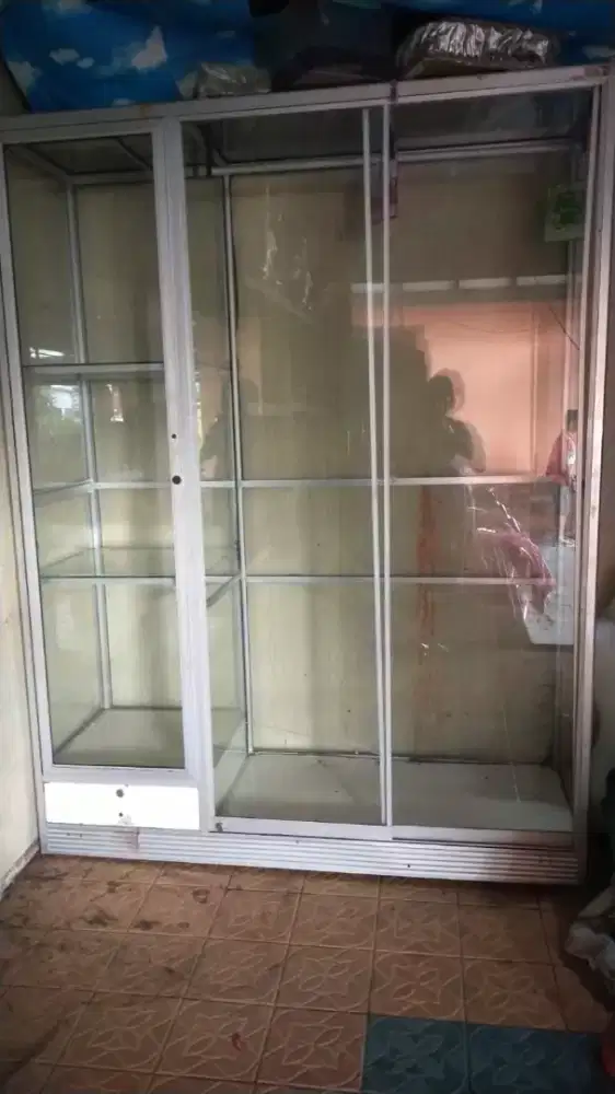 Jual Lemari, Lemari Besi dan Manekin Bekas Balikpapan