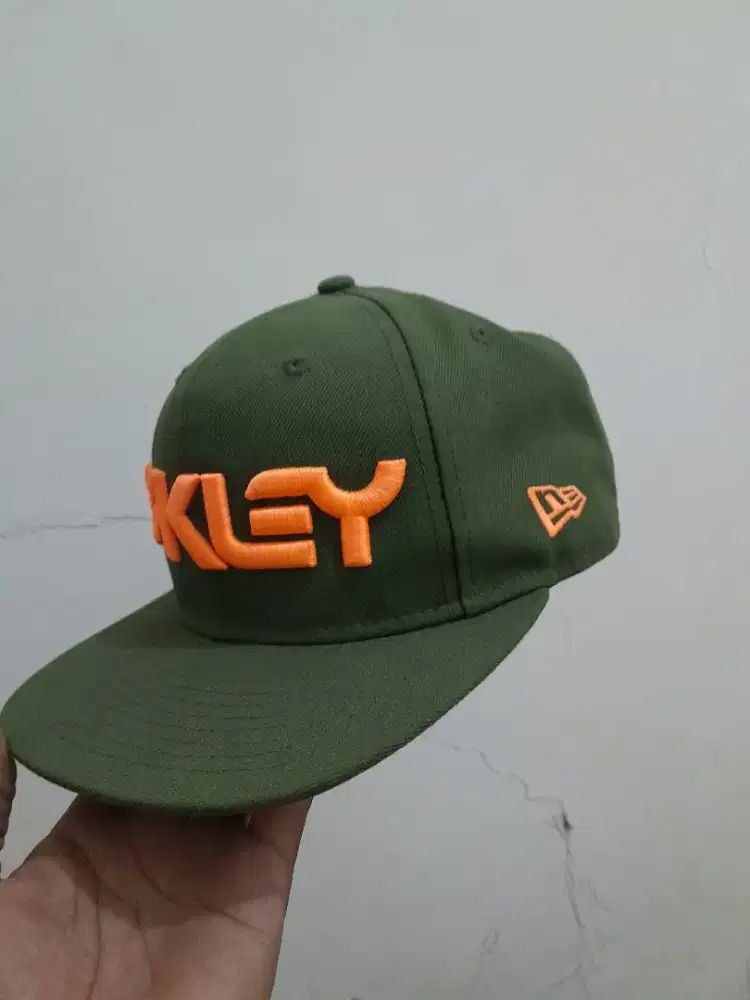 Topi new era x oakley