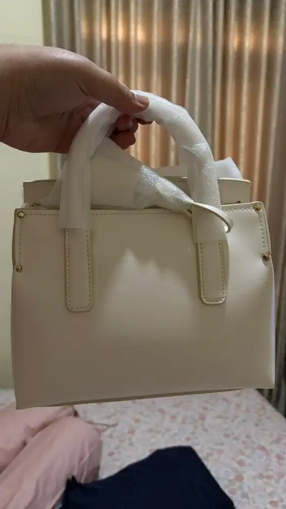 Tas charles & keith warna putih belum pernah pakai
