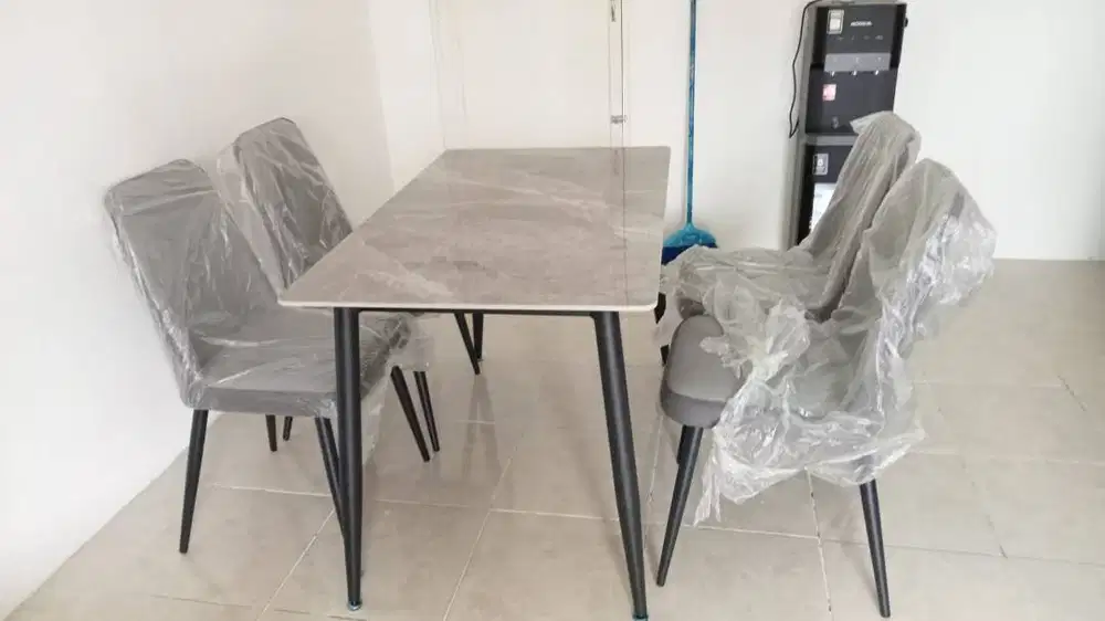 READY MEJA MAKAN 4 KURSI MARMER TERLARIS