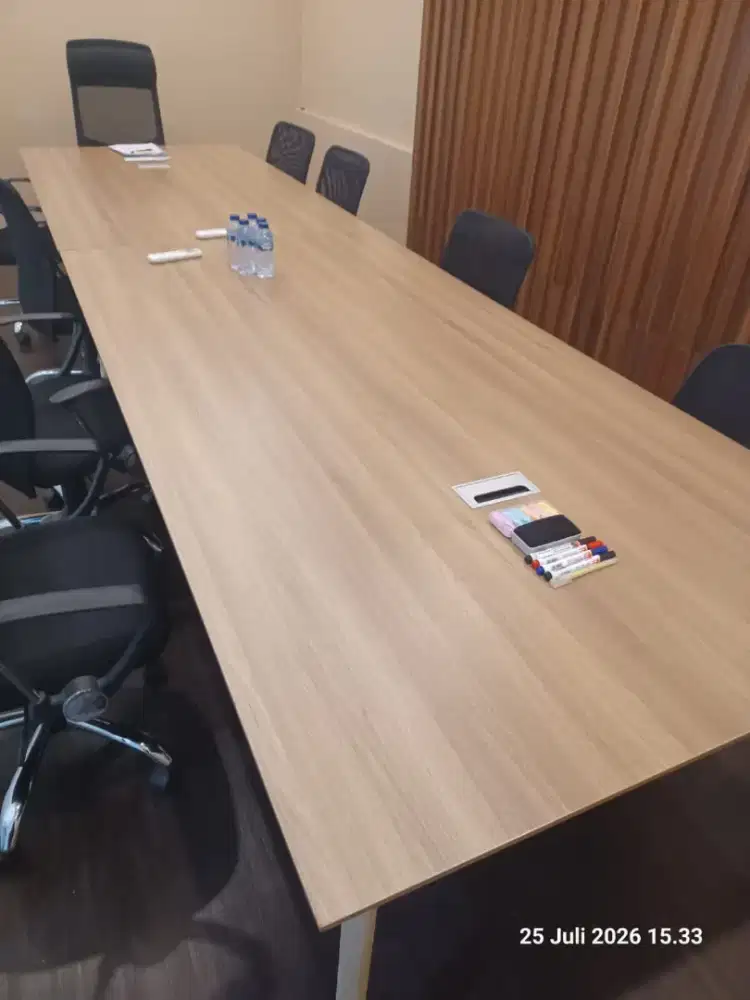 Meja meeting kantor