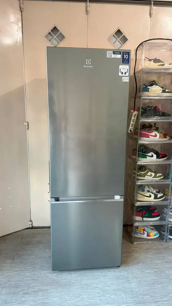 Lemari es Electrolux EBB3702K-A dilengkapi dengan Tastelock Crisper