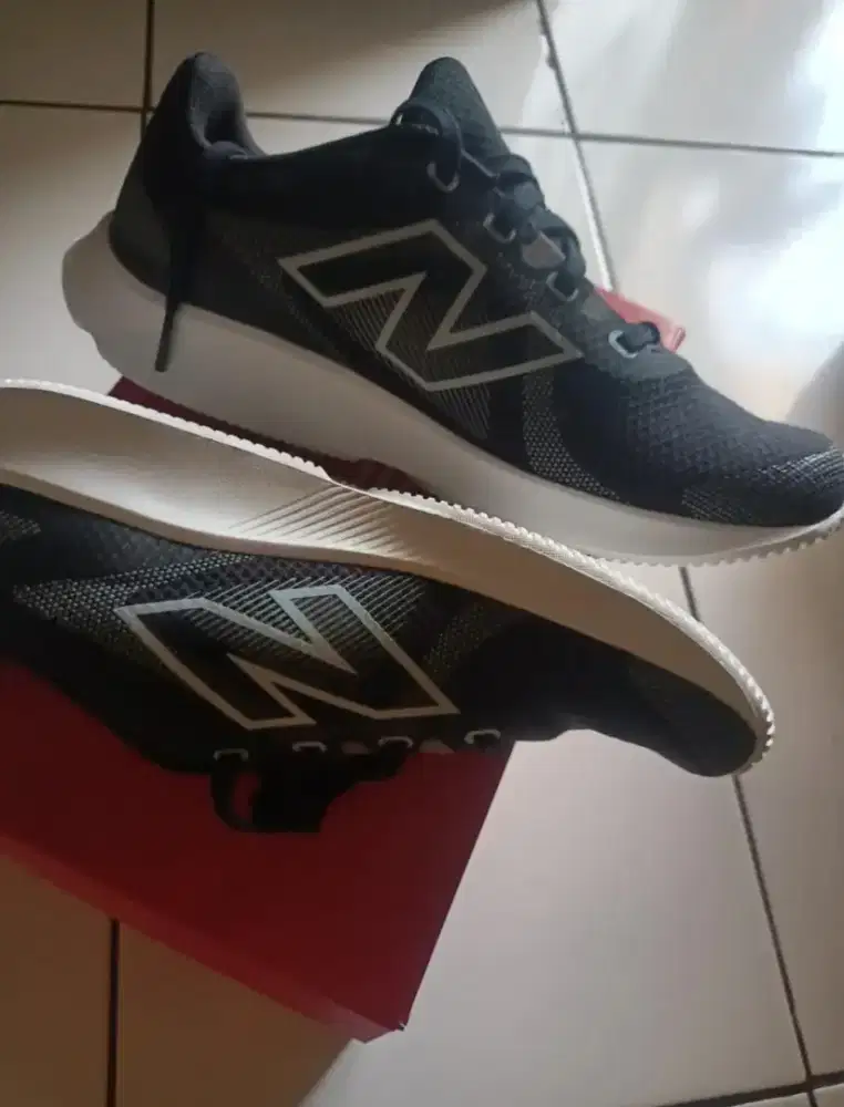 Sepatu nb 430 kali aja ada yg minat