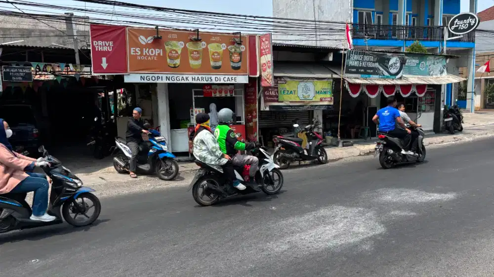 Dijual rumah beserta 4 kios tempat usaha