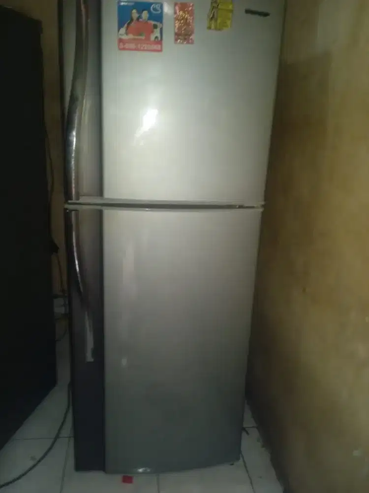 Di Jual kulkas 2 pintu merk Sharp kondisi Normal SIAP.PAKAI