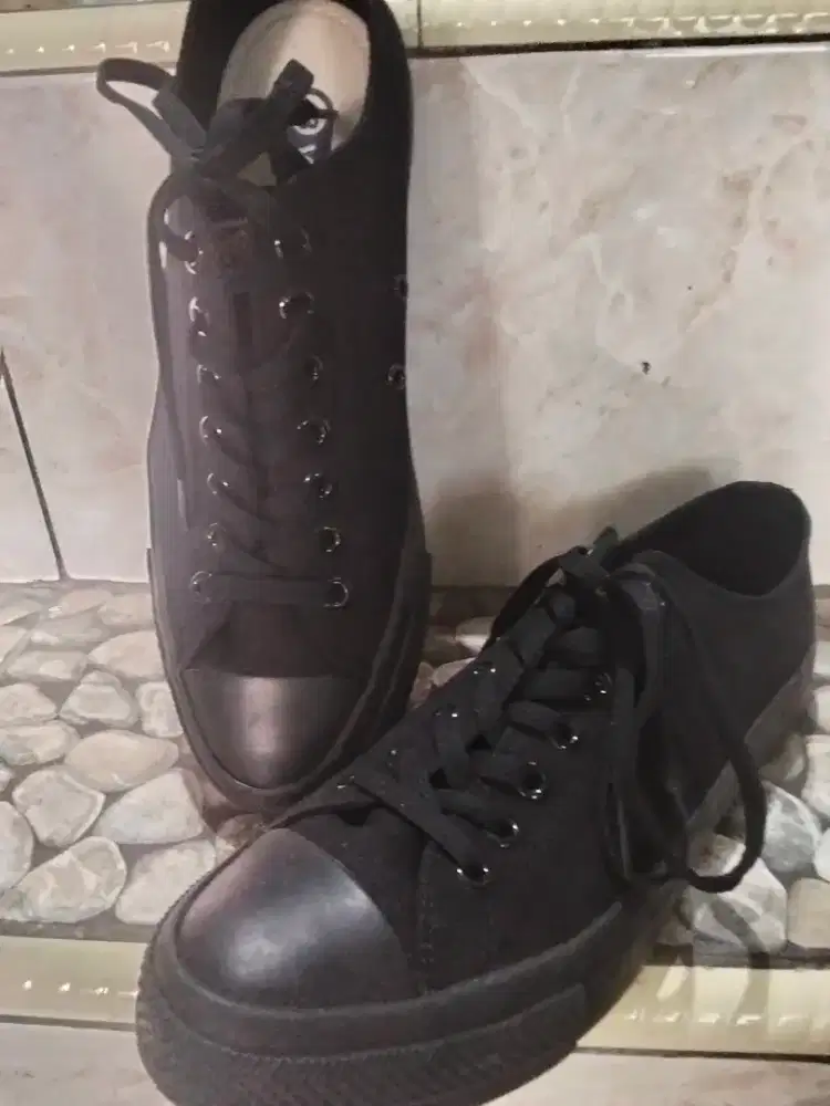 Sepatu full black no 43 merk Ventele
