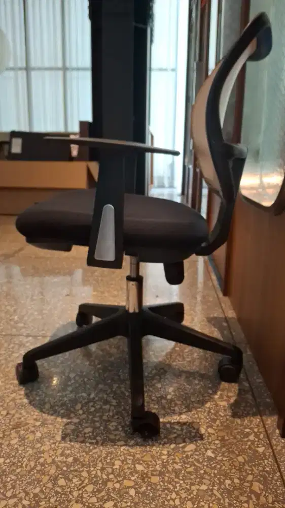 Kursi Kerja (Produk Urban Quarter)