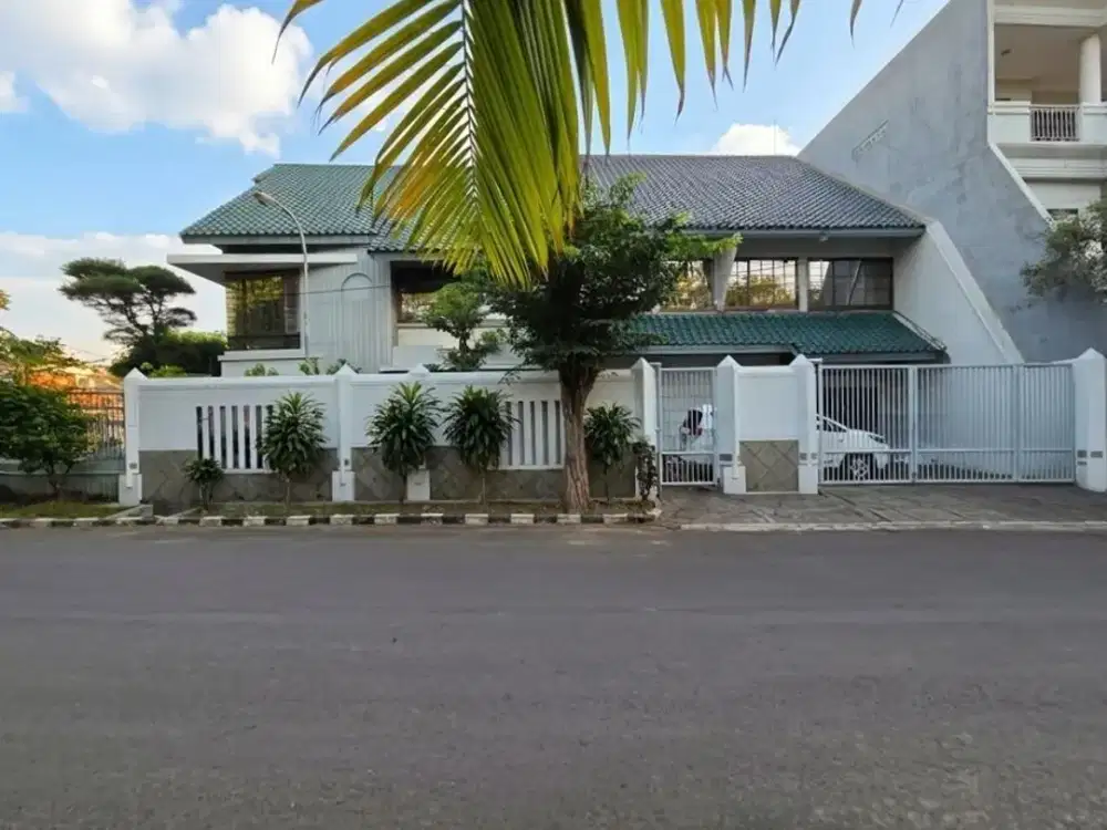 Rumah Manyar Tompotika STRATEGIS ROW 4 MOBIL
