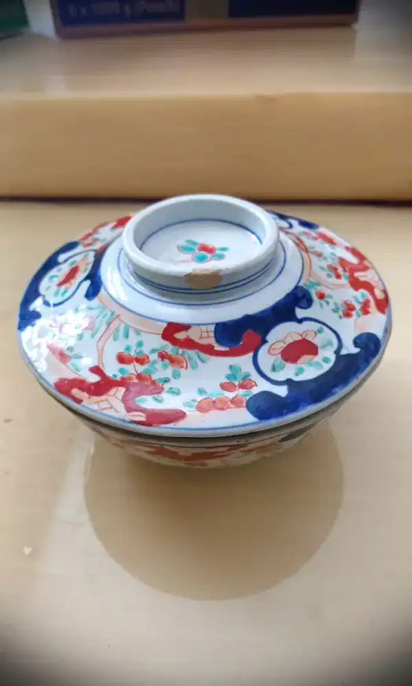 Mangkuk bertutup Porselen Arita / Imari Jepang Antik