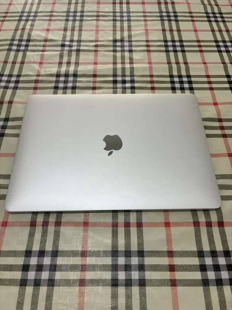 Macbook Air 13 2020 LCD rusak