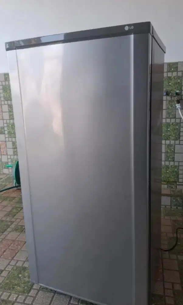 LEMARI ES 1 PINTU BEKAS