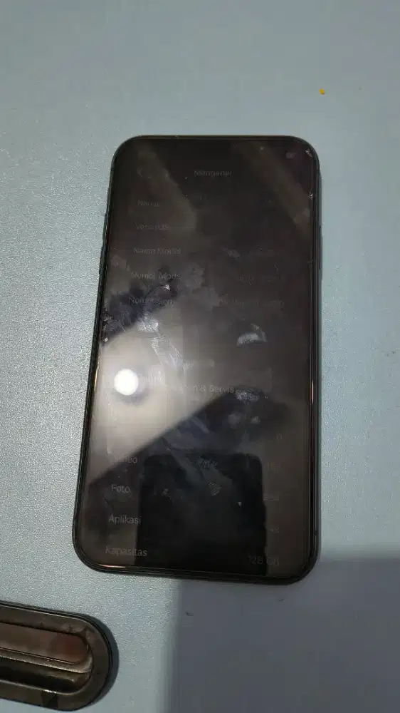 Iphone 11 128 GB hitam garansi resmi