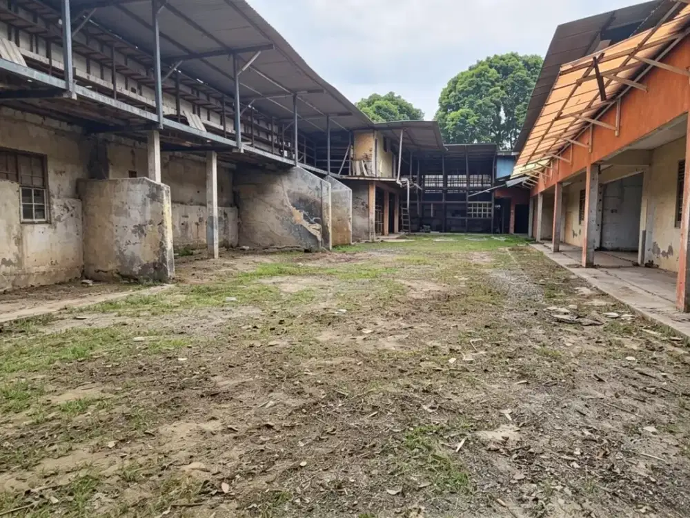 DIJUAL BANGUNAN HITUNG TANAH Lokasi Strategis di Jalan Raya Margasatwa - Jakarta Selatan
