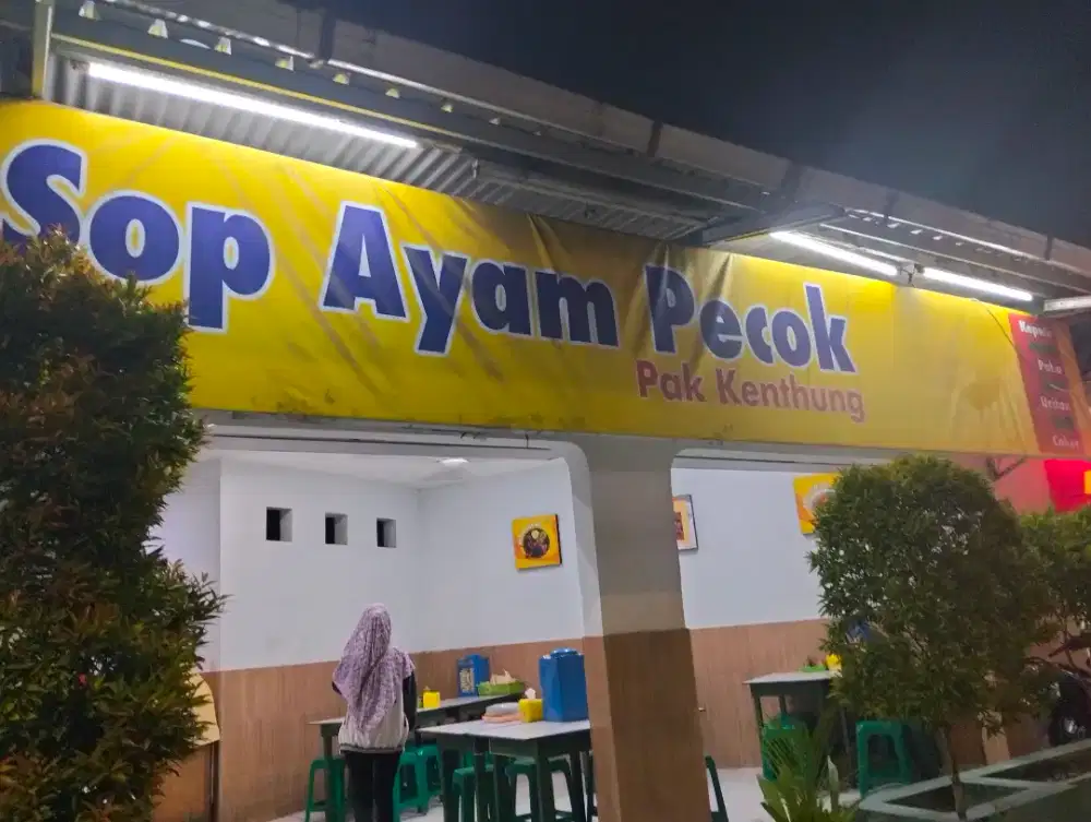 Karyawan rumah makan di Semarang