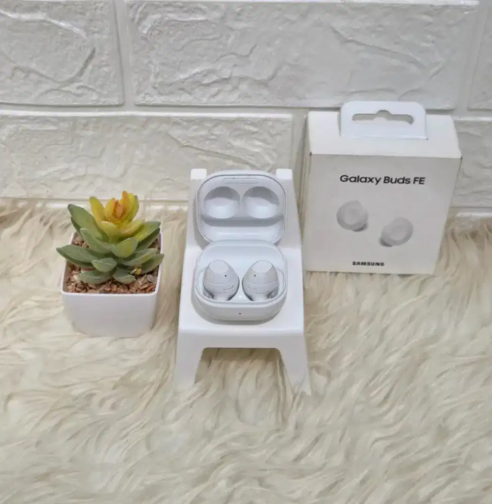 Samsung Buds FE Putih Komplit