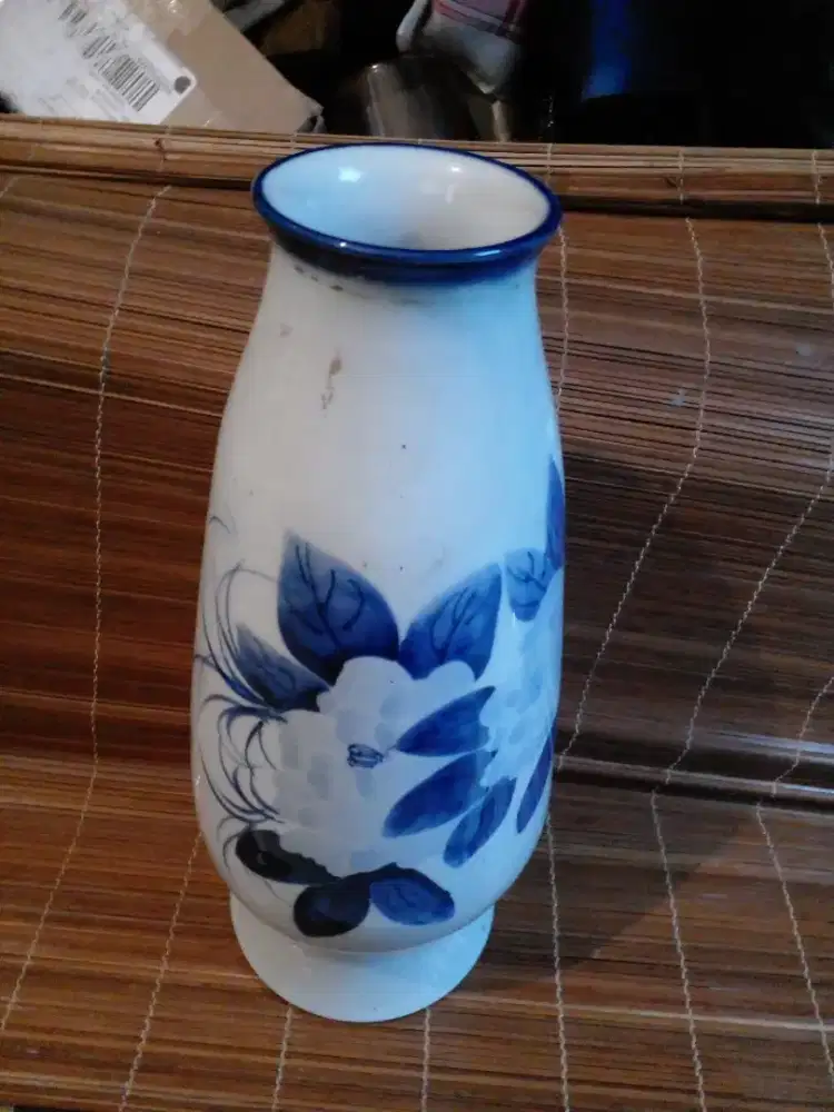 Vas bunga keramik biru putih lama