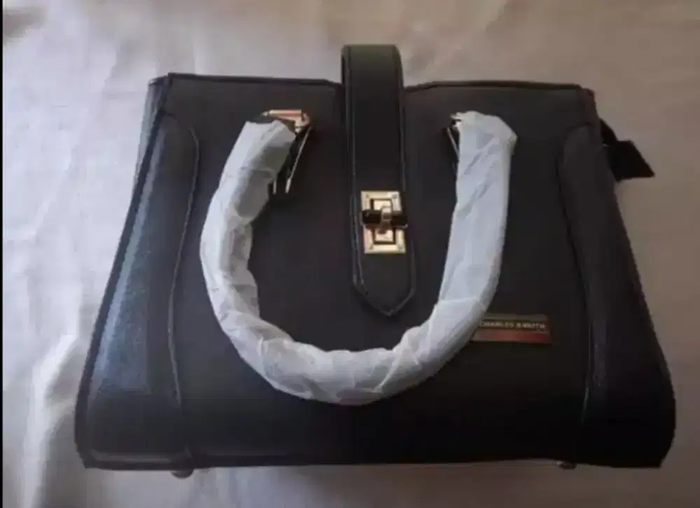 Tas lengan hitam Charles & keith